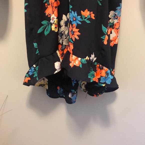 Ruffled bottom romper - Picture 2 of 6